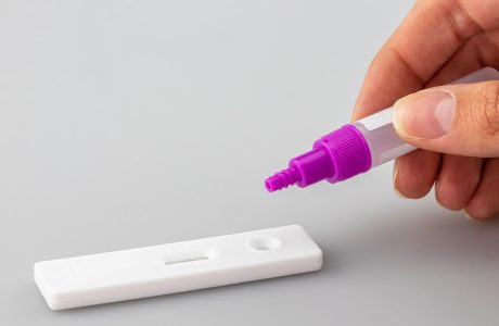 手机性能测试界面，显示飞机模拟器在不同配置设备上的帧率对比数据，橙色柱状图清晰对比