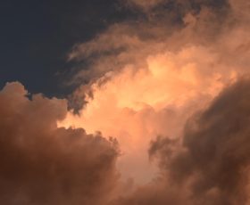 飞机模拟器暴风雨天气场景，闪电划过乌云，飞机在颠簸气流中保持航向，画面动感强烈